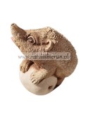 Figurka betonowa JEŻ JEŻYK Z JABŁKIEM 15 cm