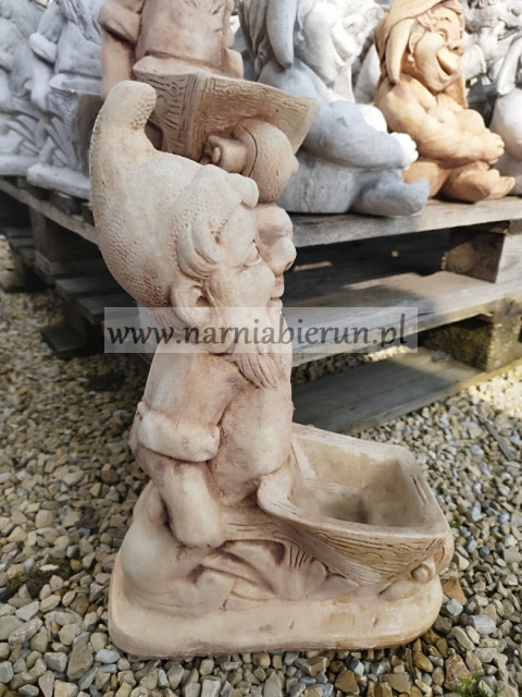 Figurka betonowa KRASNAL Z TACZKĄ 40 cm Figurka betonowa KRASNAL Z TACZKĄ 40 cm