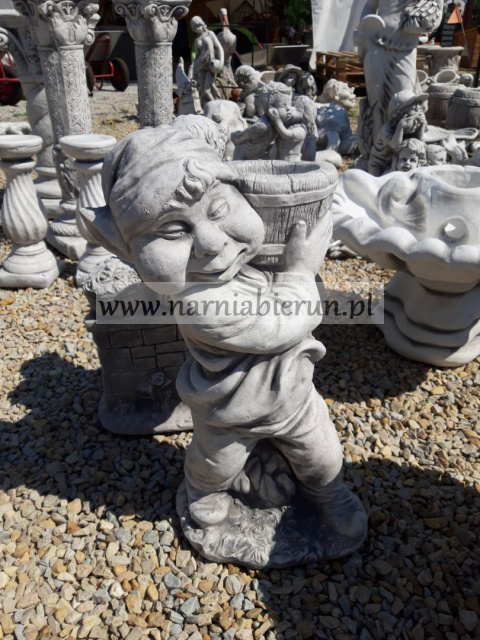 Figurka betonowa TROLL SKRZAT KRASNAL Z WIADREM 50 cm Figurka betonowa TROLL SKRZAT KRASNAL Z WIADREM 50 cm
