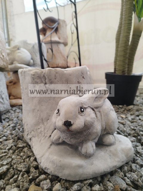 Figurka betonowa ZAJĄC Z DONICĄ 19 cm Figurka betonowa ZAJĄC Z DONICĄ 19 cm