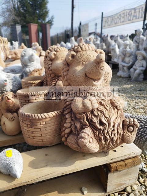 Figurka betonowa donica JEŻ Z KOSZEM H30 Figurka betonowa donica JEŻ Z KOSZEM H30