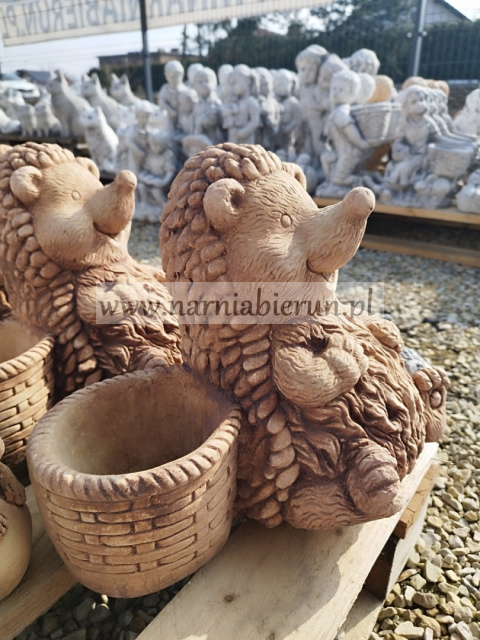 Figurka betonowa donica JEŻ Z KOSZEM H30 Figurka betonowa donica JEŻ Z KOSZEM H30